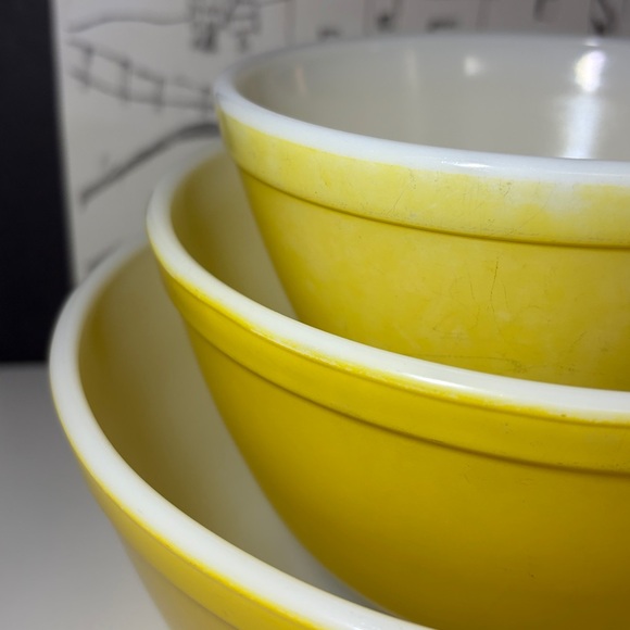Pyrex Set Of 3 Nesting Yellow Mixing Bowls - Picture 11 of 12